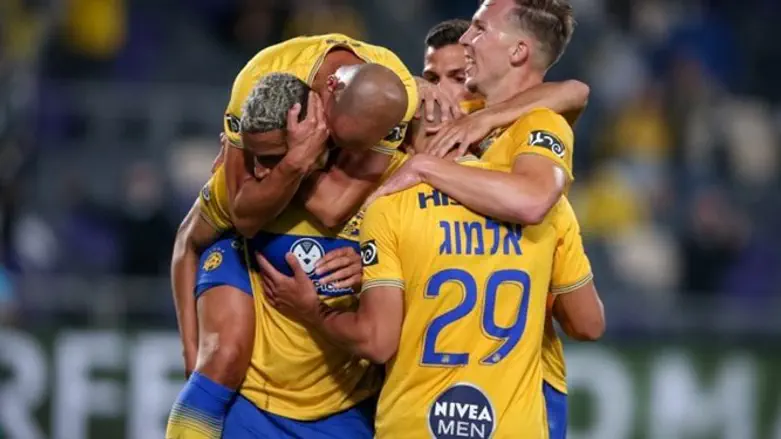 שחקני מכבי חוגגים רגע לפני משחק העונה