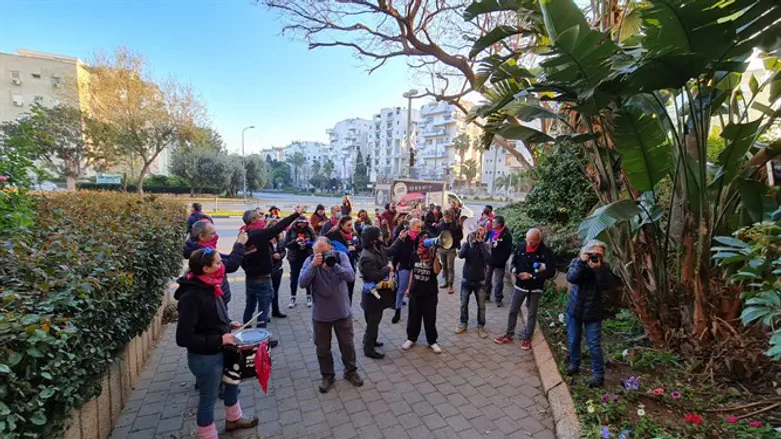 Группа демонстрантов у дома Гидеона Саара