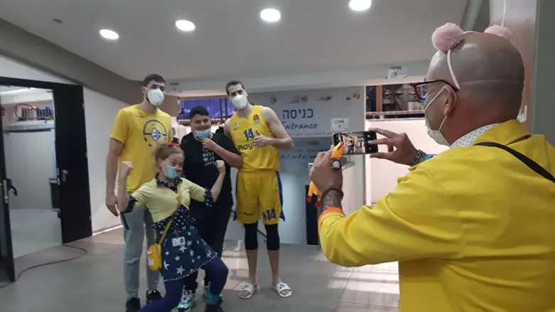 אופיר עם השחקנים בתום המשחק