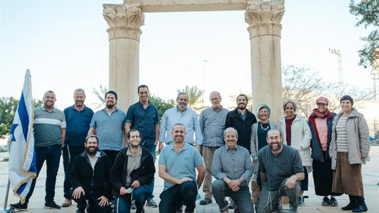 ראש המועצה עם כמה מהתורמים