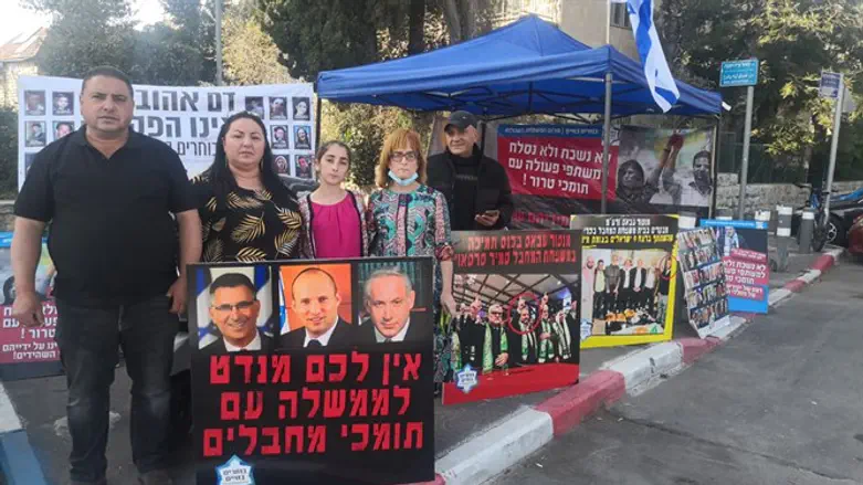 משפחות השכולות במאהל מחאה מול בית הנשיא