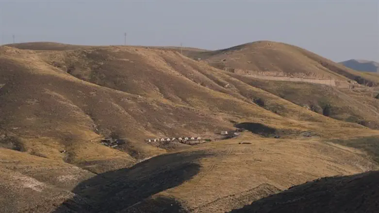 חאן ארץ המרדפים 