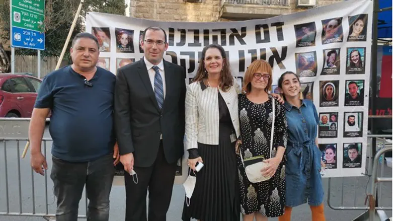 וולדיגר ורוטמן עם המשפחות השכולות