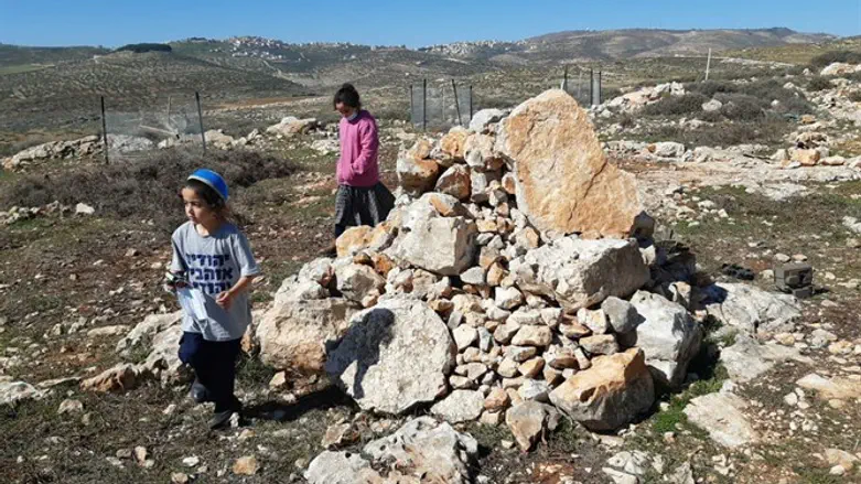 ילדי משפחת סנדק בגלעד לזכרו