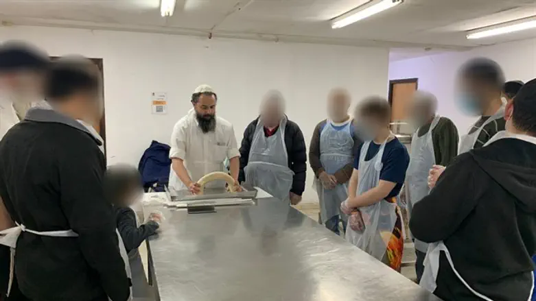 אחד אני יודע. חלק מהמשתתפים בהליך אפיית המצות