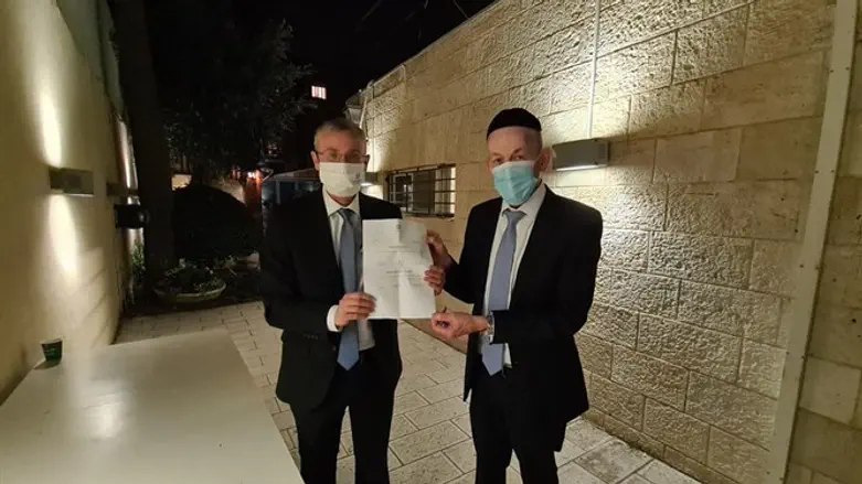 מקלב מגיש את התפטרותו