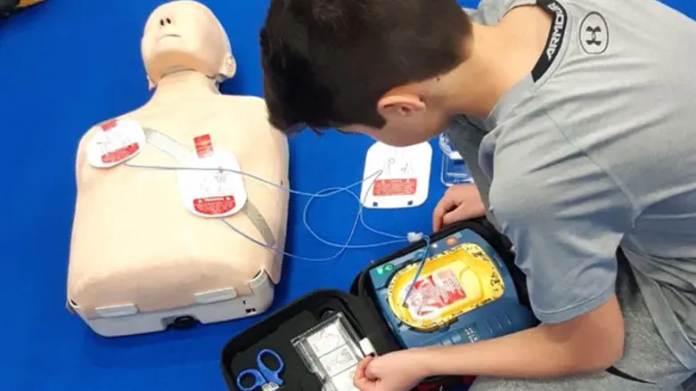 הנס והטכנולוגיה: ללא הכשרה רפואית, המכשיר הציל חיים במוסד ציבורי
