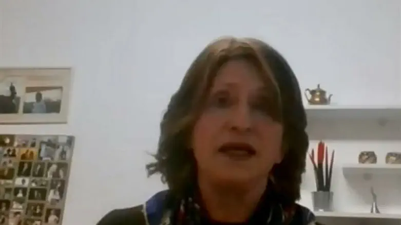 אסתר פרבשטיין בשיחה עם הבנות