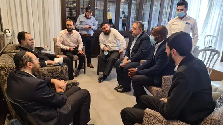 השגריר מנחם את האבלים