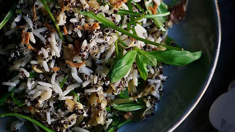 סלט אורז בסמטי וקינואה שחורה