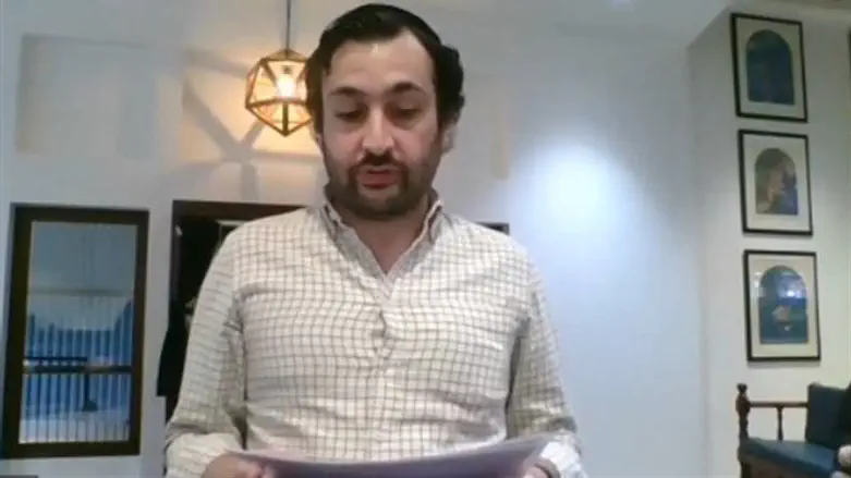 דניאל מקריא את תפילת "אל מלא רחמים"