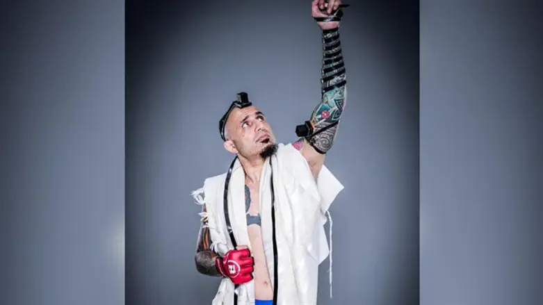 חיים גוזלי מניח תפילין לפני העלייה לזירה