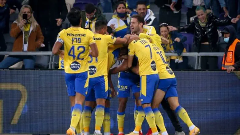 שחקני מכבי חוגגים הערב ניצחון חשוב