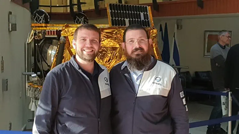 הרב דהן (מימין). בראשית מאחור