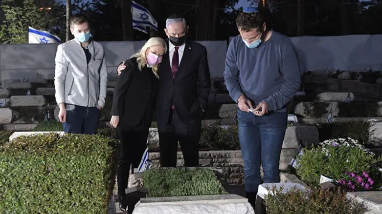 ראש הממשלה ומשפחתו ליד קברו של יוני נתניהו