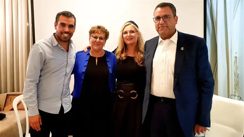 ליאון ורעייתו עם מרים ואליסף