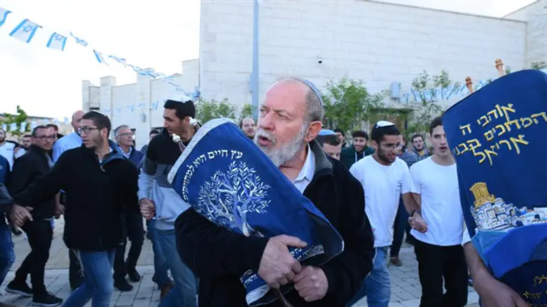 הרב סדן וספר התורה החדש