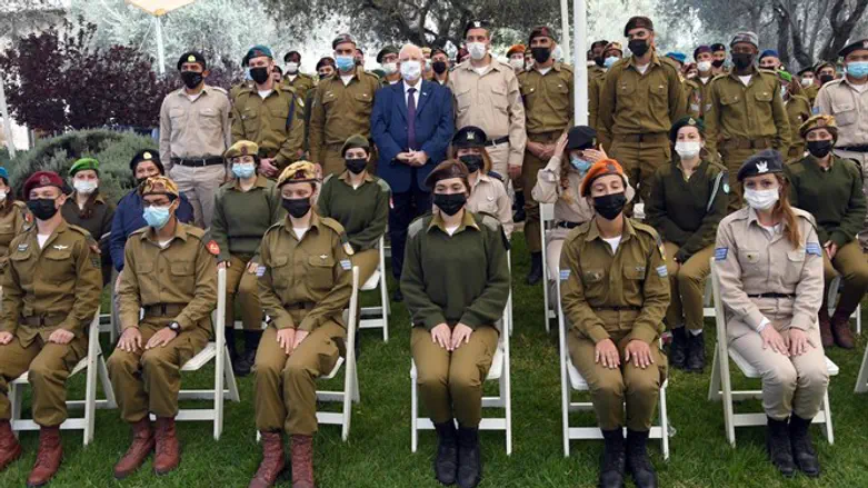 President Rivlin with the outstanding soldiers at the dress rehearsal