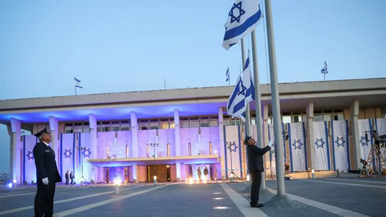 הדגלים ברחבת הכנסת מורדים לחצי התורן