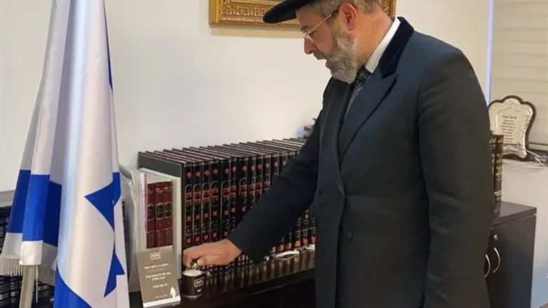 הרב דוד לאו מדליק נר במסגרת המיזם