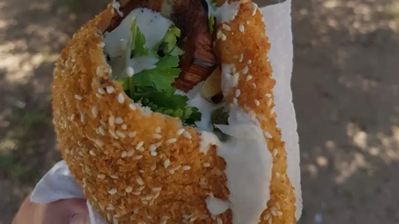 פיתה שניצל במילוי סביח