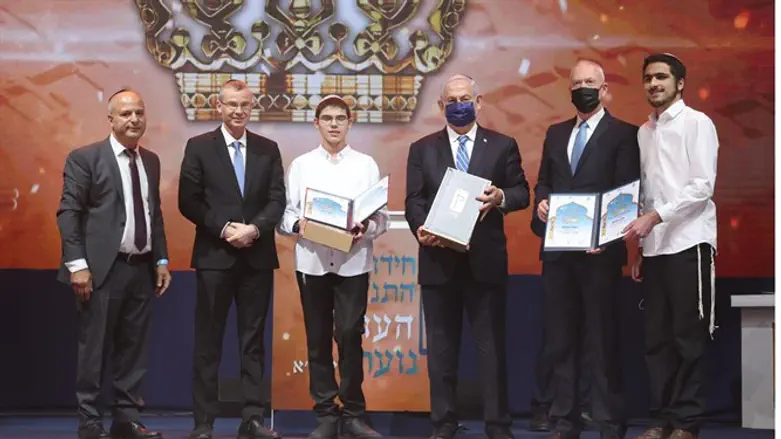 גלעד אברהמוף מימין, דביר ברח"ד שלישי משמאל