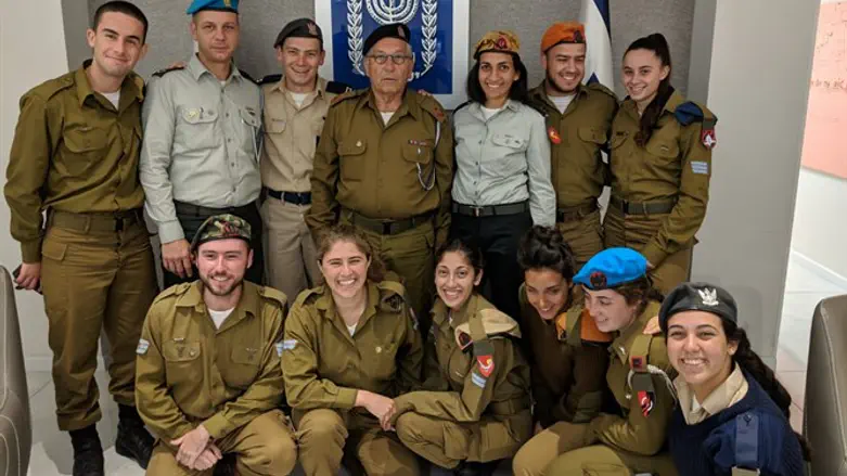 איציק וייס (במרכז) עם חיילים מצטיינים