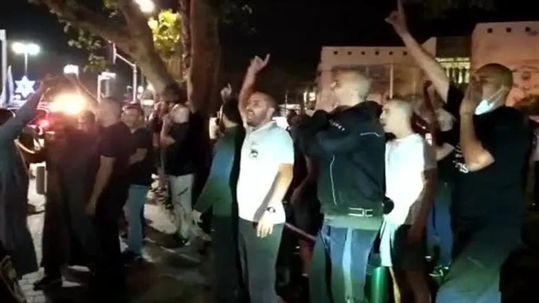 ערבים צורחים לעבר היהודים המפגינים ביפו: "מתנחלים הביתה, אללה וואכבר"