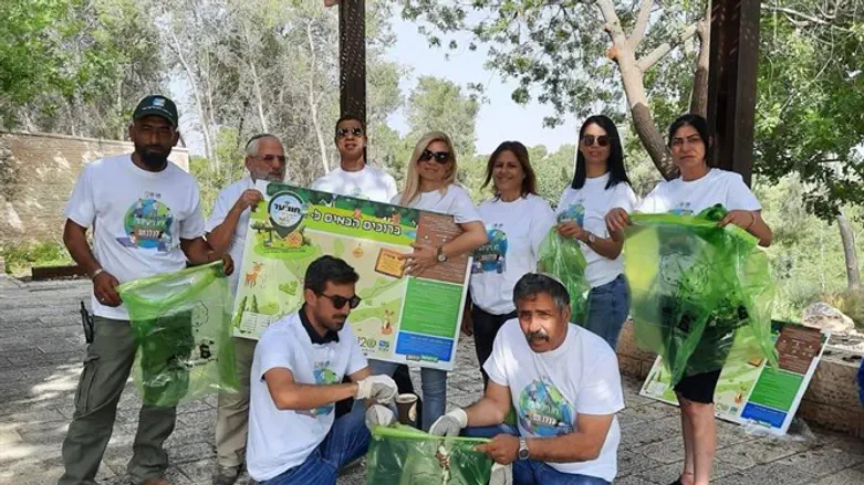 מנקים את יער המלאכים