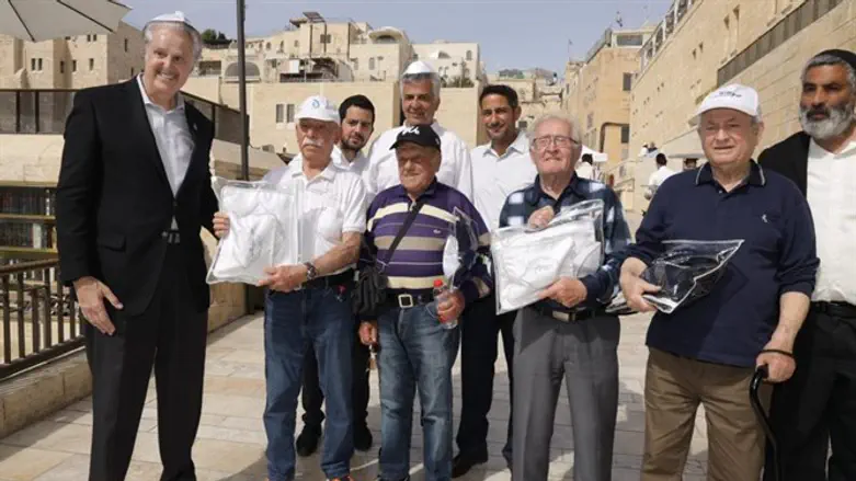 ניצולי השואה היום בכותל