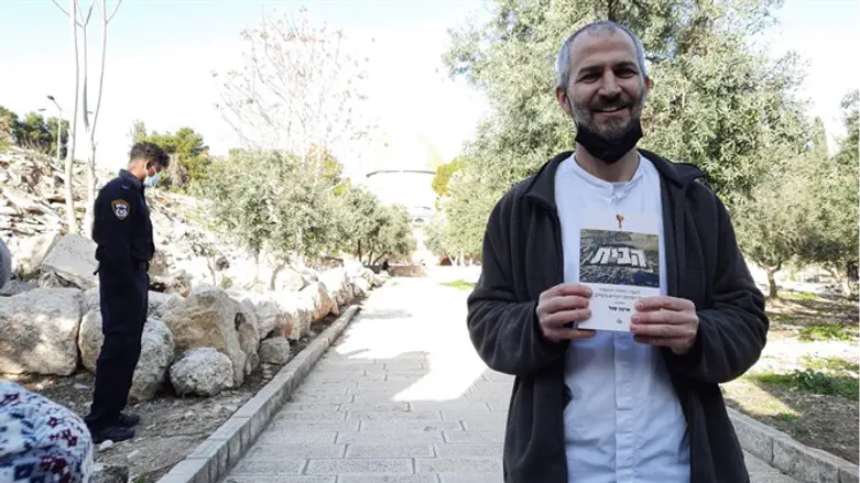 ארנון סגל עם ספרו על הר הבית