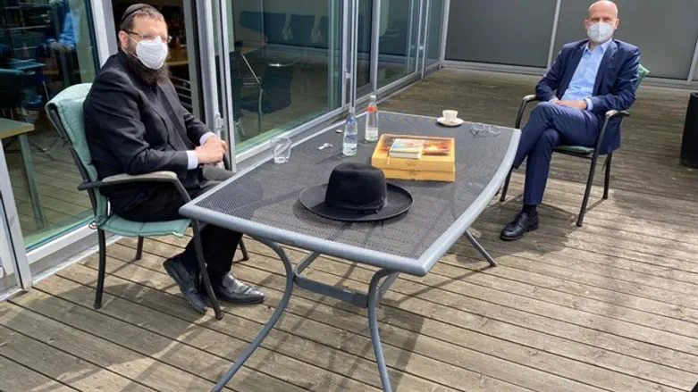 הרב טייכטל וראש מפלגת השלטון בגרמניה