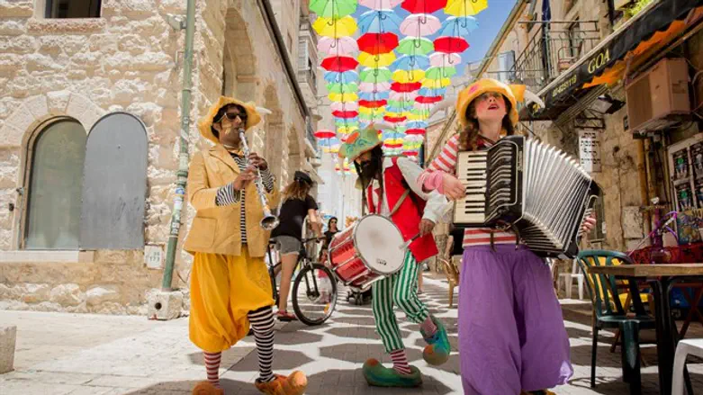 מיצב המטריות