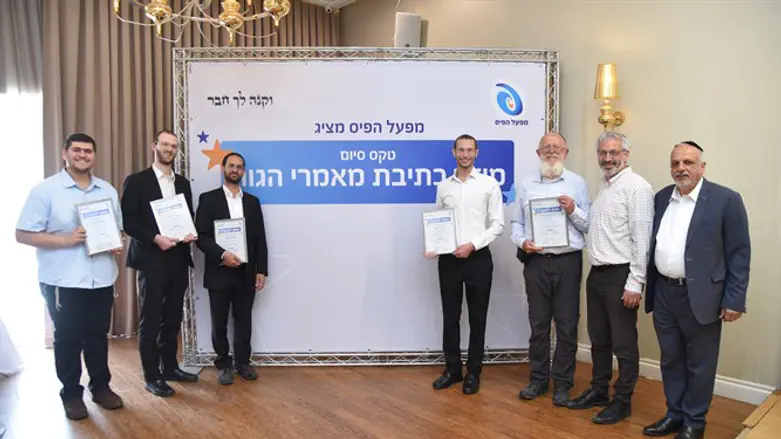 הזוכים בתחרות עם התעודות