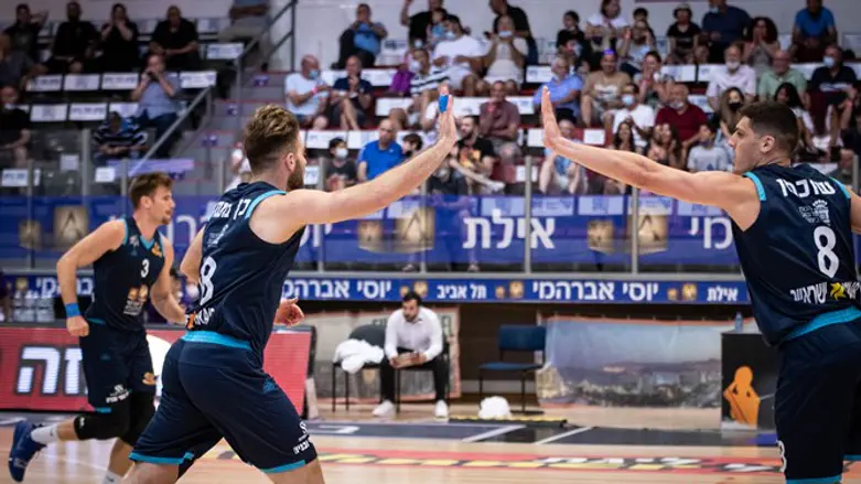 שחקני אילת חוגגים ניצחון היסטורי