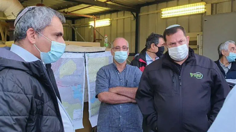 יוסי דגן עם השר לשעבר אלקין במתקן המזוהם