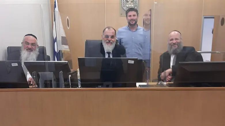 Бецалель Смотрич во время судебного заседания