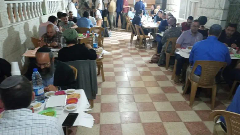 סעודת האיפטר בביתו של אשרף ג'עברי