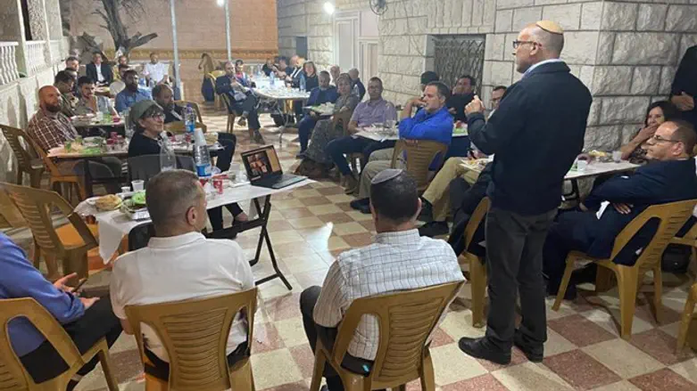 להכיר את השכנים