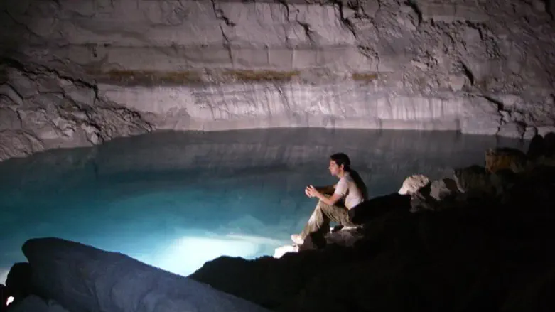 האגם במערת איילון