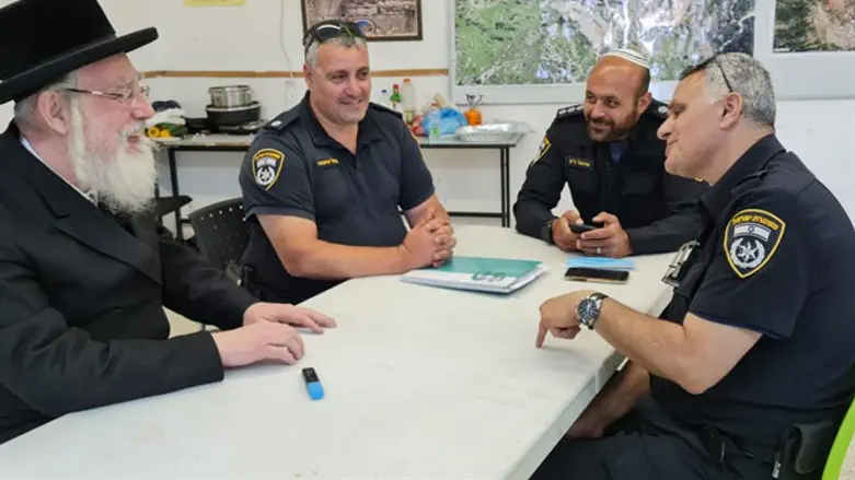 אייכלר עם השוטרים