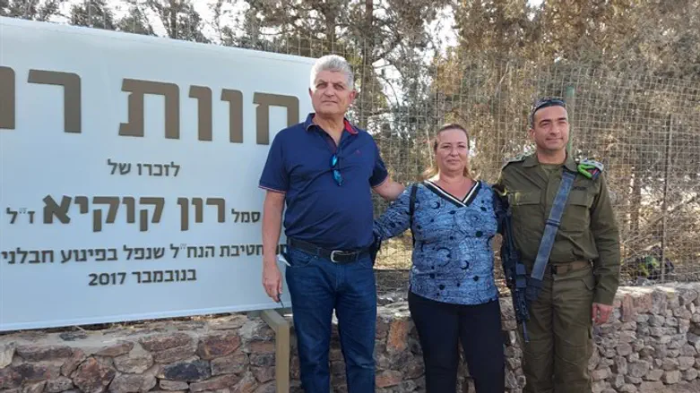 אל"מ ישראל שומר עם הוריו של רון