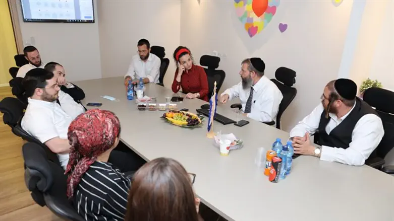 עידית סילמן עם הרב מונק וראשי 'בית חם'