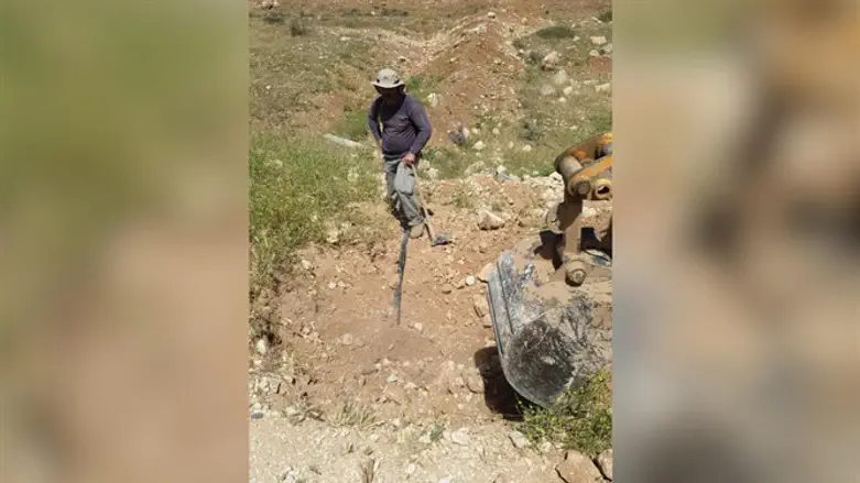 ערבים גונבים מים בהר חברון