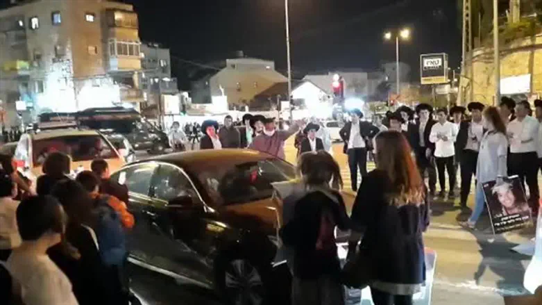 בלשים עוצרים באלימות קשה נערה שמחתה על הרג אהוביה סנדק ז"ל