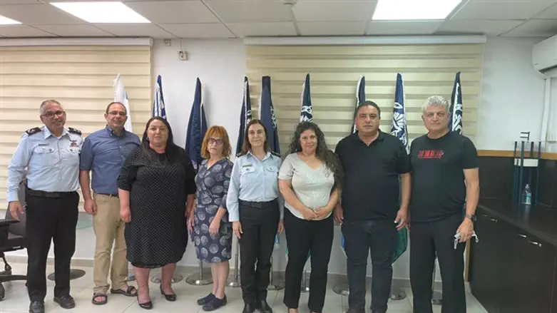 בני המשפחות עם נציבת שב"ס וסגנה