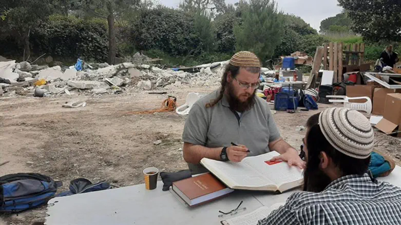 למרות ההרס: תלמידי ישיבת חומש ממשיכים ללמוד בכל הכוח