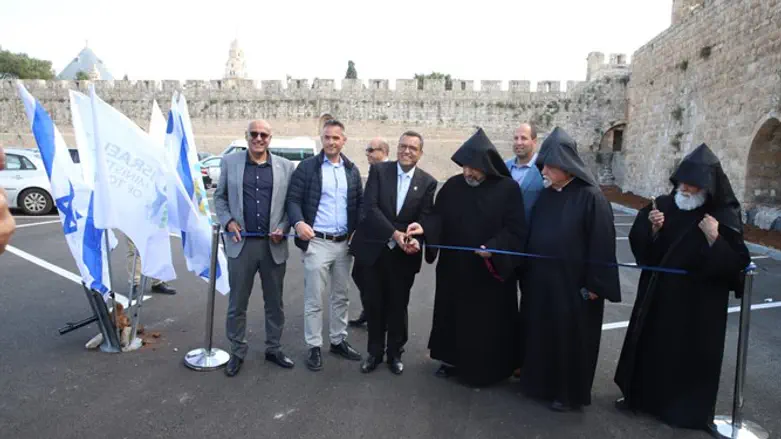 משה ליאון והארמנים בחניכת החניון