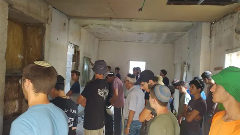 תלמידי הישיבה אומרים 'הנני'
