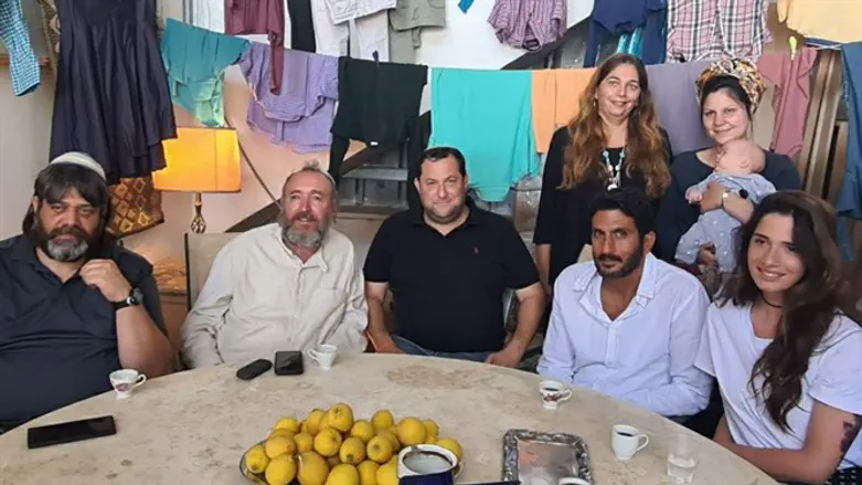אסתר אלוש ויוסי דגן עם השחקנים בחוות שמש בברוכין